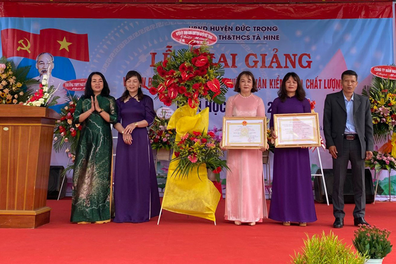 Trường TH-THCS Tà Hine đón nhận Bằng công nhận đạt chuẩn Quốc gia mức độ I