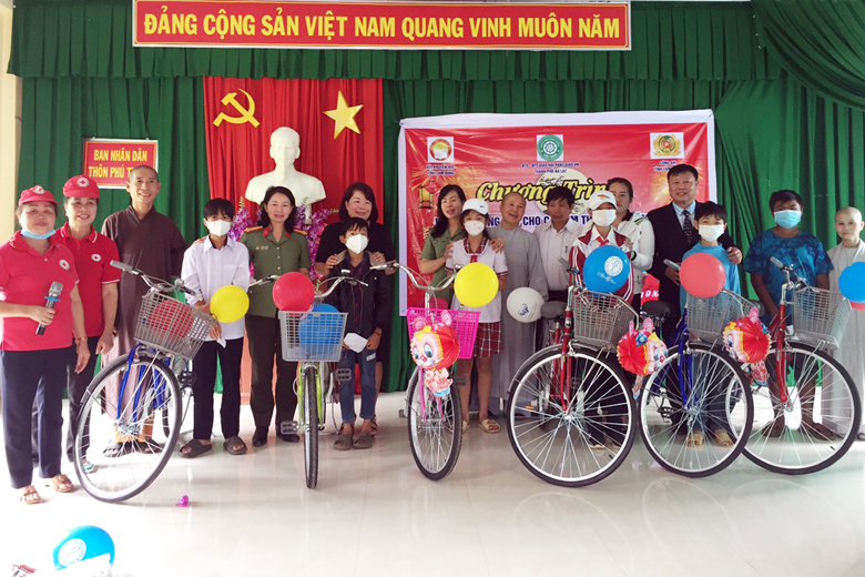 Niềm vui của trẻ em trong ngày khai giảng