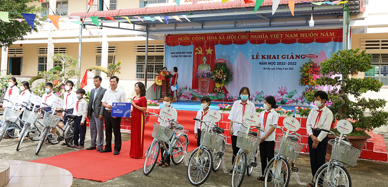 Các em học sinh nhận xe đạp trong niềm vui hân hoan