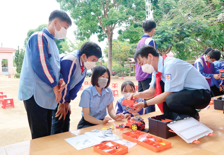 Góp sức chăm lo cho thiếu nhi vùng xa