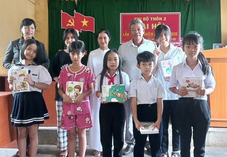 Trao tặng học bổng và dụng cụ học tập cho học sinh nghèo vượt khó