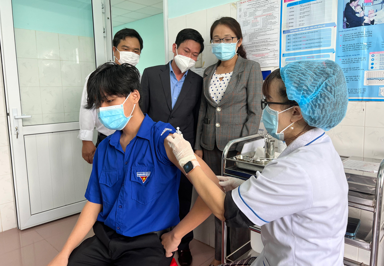 ''Chạy nước rút'' tiêm vắc xin phòng Covid-19