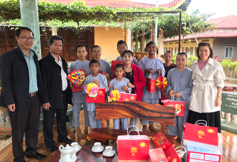 Thăm, trao tặng gần 900 phần quà Trung thu cho thiếu nhi tại các cơ sở bảo trợ xã hội