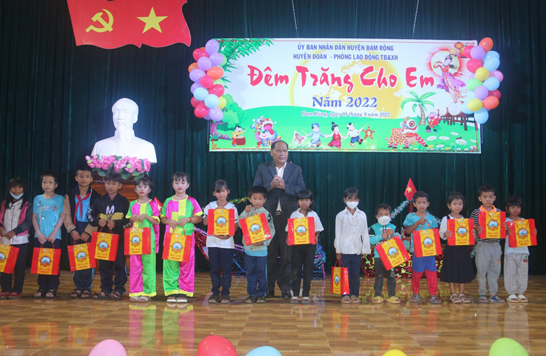 Đam Rông tổ chức Chương trình Đêm trăng cho em