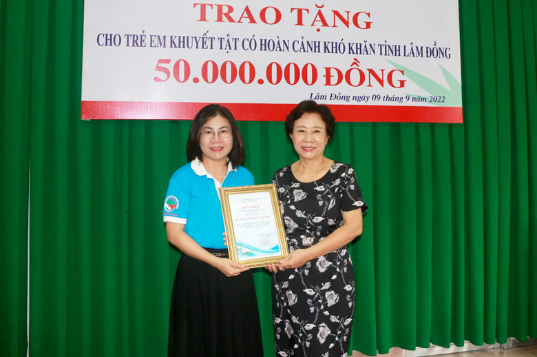 Trao tặng 100 suất quà cho trẻ em khuyết tật Trường Hoa Phong Lan