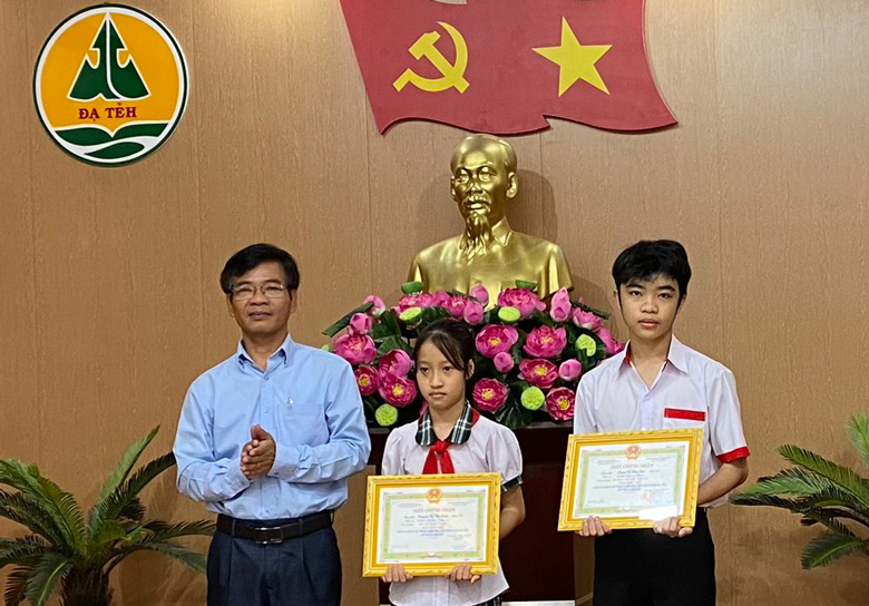 Đạ Tẻh: Trao giải Cuộc thi Sáng tạo thanh thiếu niên, nhi đồng lần thứ VI
