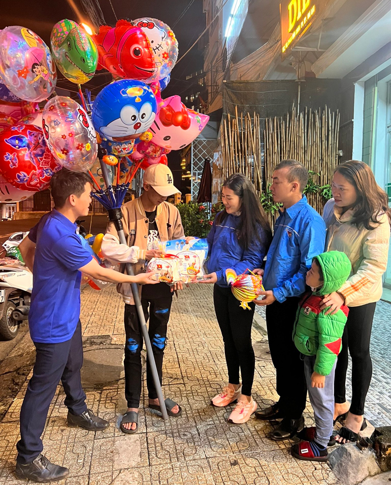 Tặng quà Trung thu cho trẻ em đường phố
