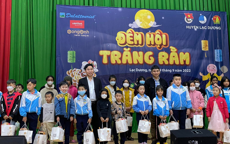Trao tặng quà cho học sinh có hoàn cảnh khó khăn tại chương trình “Đêm hội Trăng rằm” tối 9/9
