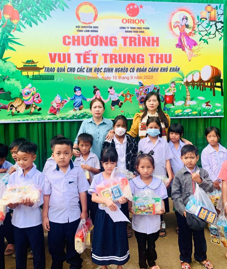 Hội Khuyến học tỉnh phối hợp trao gần 1.000 phần quà Trung thu cho học sinh