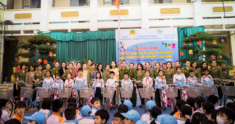 Tặng 112 suất quà cho học sinh nghèo vượt khó