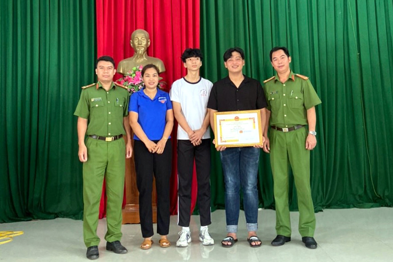 Đạ Huoai: Biểu dương thanh niên nhặt được của rơi trả lại người đánh mất