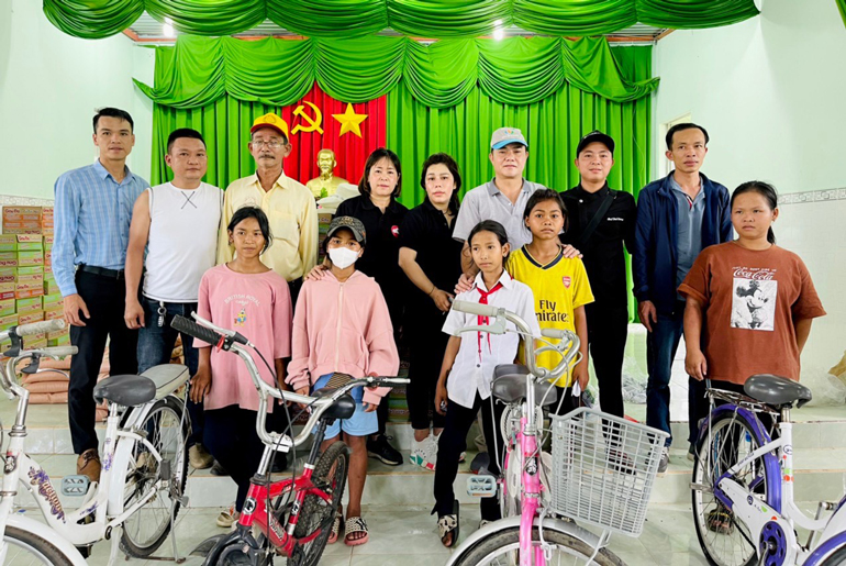 Trao xe đạp tại xã Mỹ Đức