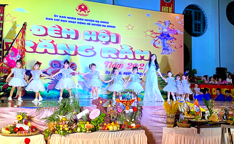 Đạ Huoai: Trao gần 9.200 suất quà cho các em thiếu nhi dịp Trung thu