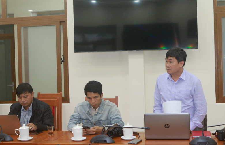 Các phóng viên đặt câu hỏi tại hội nghị