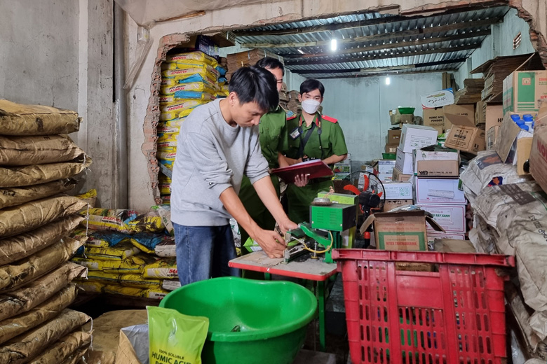 Lâm Đồng: Bắt quả tang cơ sở sản xuất hàng tấn phân bón trái phép