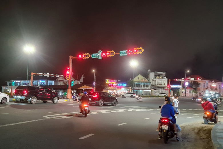 Bổ sung phương án phân luồng, bố trí đậu đỗ xe nhằm hạn chế ùn tắc giao thông ở trung tâm Đà Lạt