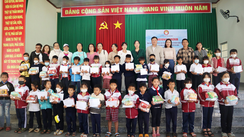Đức Trọng: Trao 150 suất quà cho cho trẻ em có hoàn cảnh khó khăn