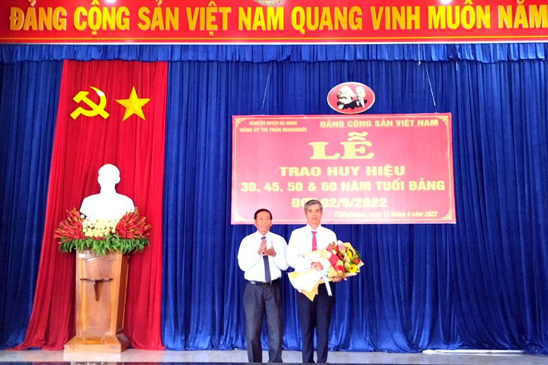 Đạ Huoai: Trao Huy hiệu Đảng cho 13 đảng viên