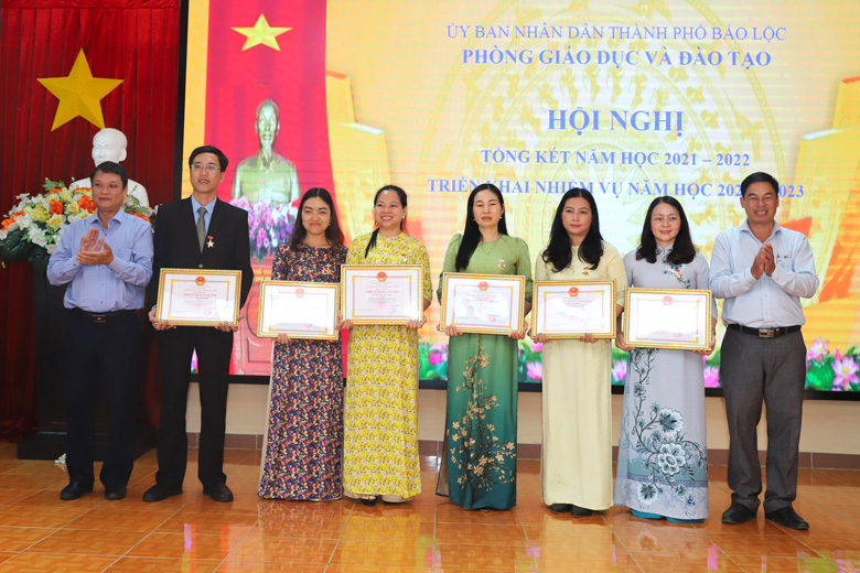 Trao danh hiệu “Chiến sĩ thi đua cấp tỉnh” cho các cá nhân