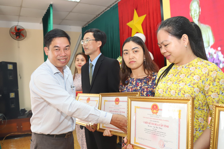 Trao danh hiệu “Chiến sĩ thi đua cấp tỉnh” cho các cá nhân