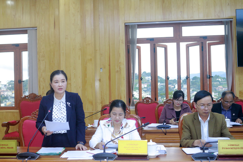 Bà Lê Thị Thêu - Giám đốc Sở Lao động Thương binh và Xã hội tỉnh, Phó Trưởng ban Thường trực Ban Vì sự tiến bộ của phụ nữ tỉnh Lâm Đồng báo cáo kết quả thực hiện công tác vì sự tiến bộ của phụ nữ trên địa bàn tỉnh