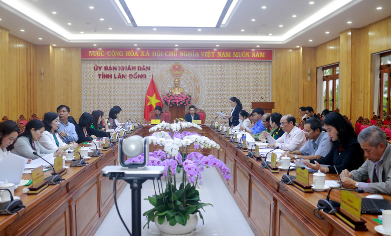 Các đại biểu tham dự buổi làm việc