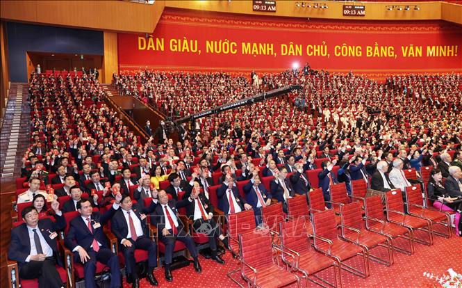 Các đại biểu biểu quyết, thông qua Nghị quyết Đại hội XIII Đảng Cộng sản Việt Nam