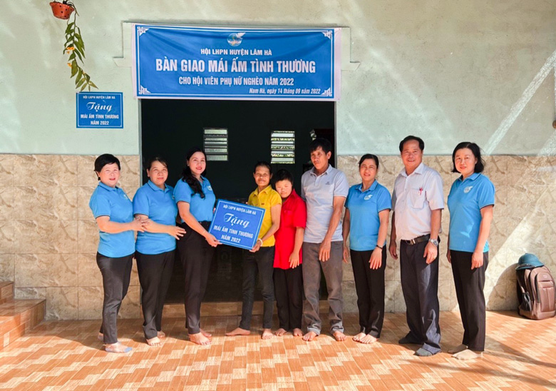 Lâm Hà: Bàn giao mái ấm tình thương cho hội viên phụ nữ nghèo