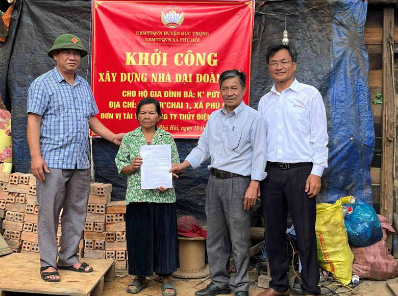 Khởi công xây dựng nhà đại đoàn kết cho hộ nghèo người dân tộc thiểu số