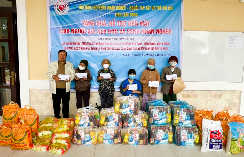 Trao quà cho bệnh nhân nghèo và học sinh có hoàn cảnh khó khăn