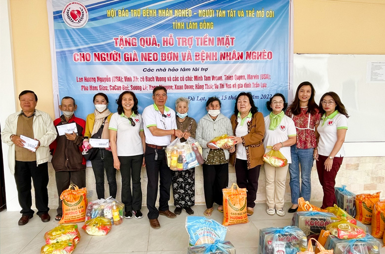 Hội Bảo trợ Bệnh nhân nghèo - Người Tàn tật và Trẻ mồ côi tỉnh Lâm Đồng tổ chức trao quà cho bệnh nhân nghèo, người già neo đơn