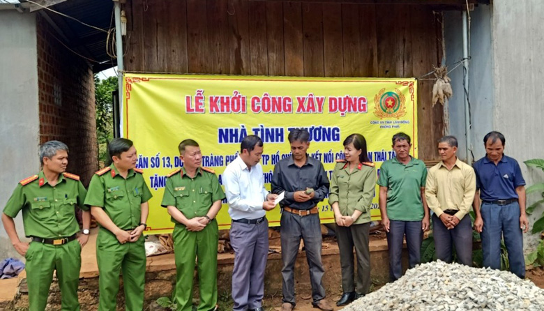 Công an tỉnh trao 60 triệu đồng hỗ trợ xây nhà tình thương cho gia đình công an viên