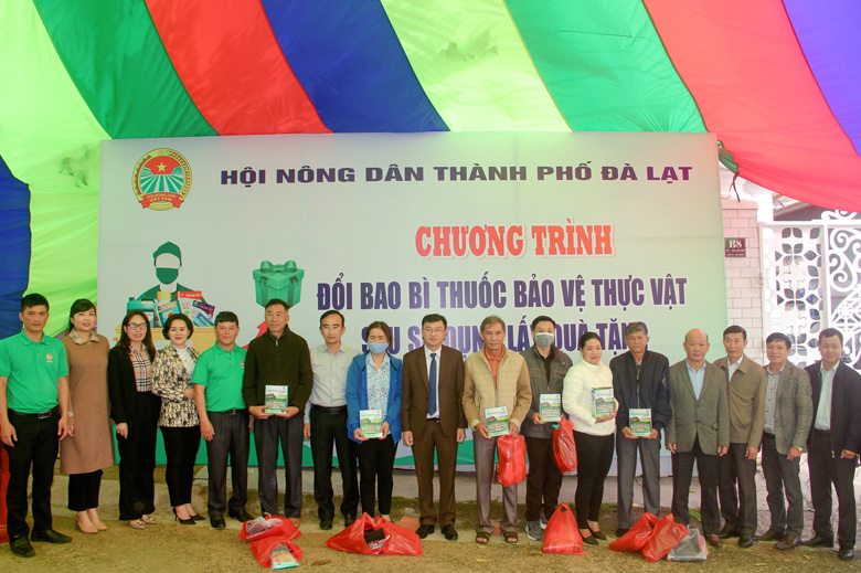 Đà Lạt: Nông dân gom bao bì thuốc bảo vệ thực vật đổi quà tặng
