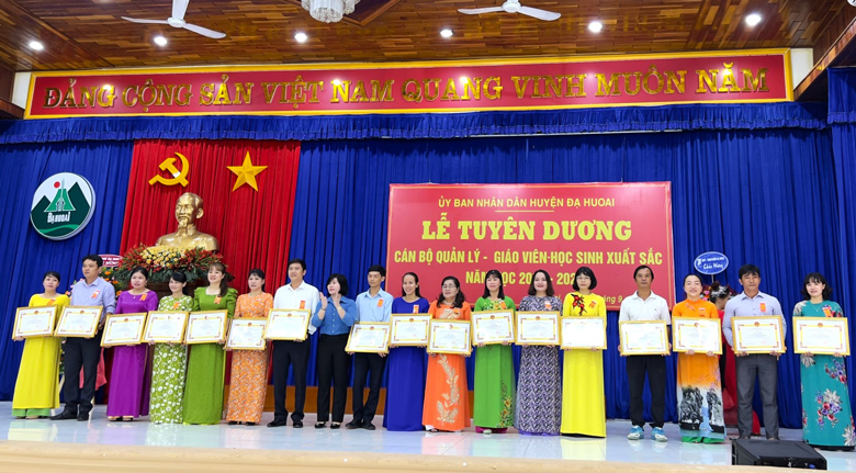 Đạ Huoai: Tuyên dương 155 cán bộ, giáo viên và học sinh xuất sắc