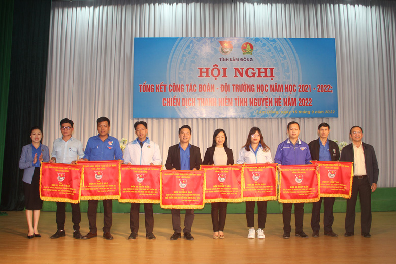 Tặng Cờ thi đua cho các tập thể có thành tích xuất sắc trong công tác Đội và phong trào thiếu nhi năm học 2021 - 2022