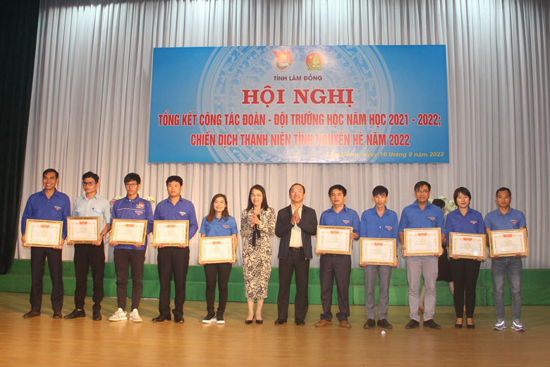 Tặng Bằng khen cho các tập thể và cá nhân