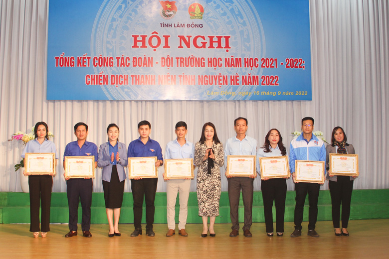 Tặng Bằng khen cho các tập thể và cá nhân
