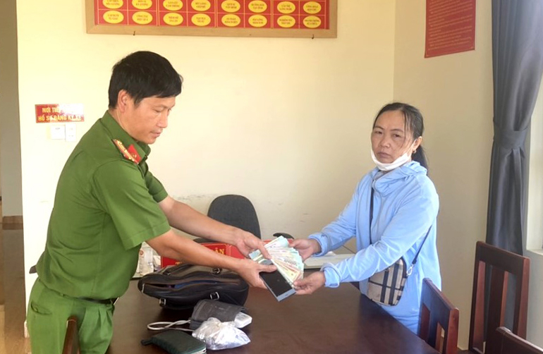 Bảo Lộc: Người đàn ông trả lại tài sản có giá trị cho người đánh rơi