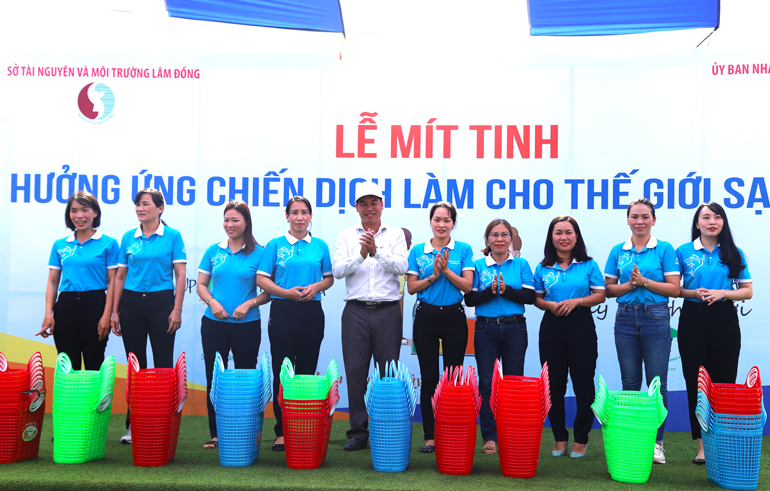 Trao tặng làn nhựa cho Hội Liên hiệp Phụ nữ TP Bảo Lộc
