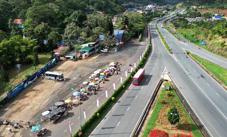 Lại tái diễn tình trạng buôn bán tự phát dưới chân đèo Prenn