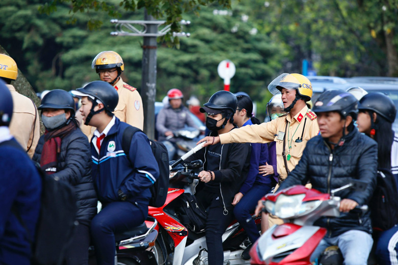 Bảo đảm an toàn giao thông cho học sinh đến trường