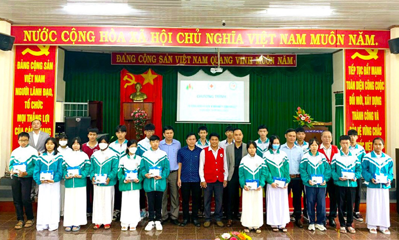 Bảo Lộc: Trao tặng học bổng cho học sinh nghèo hiếu học