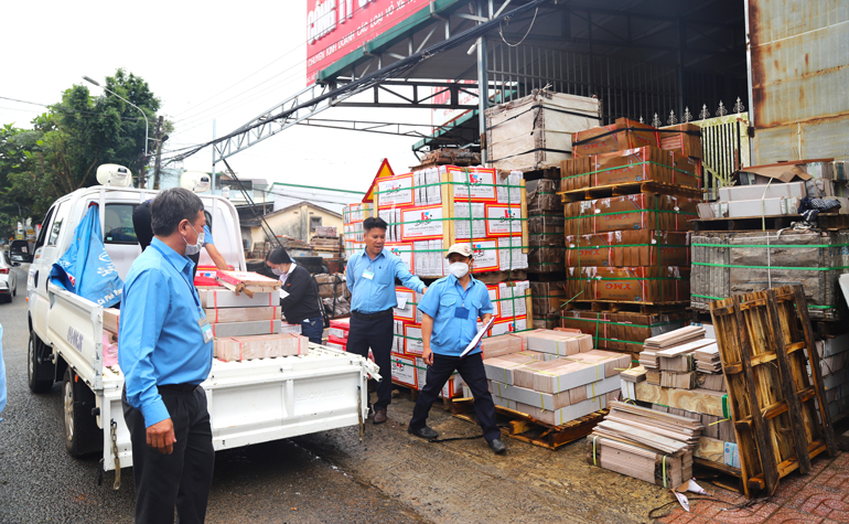 Bảo Lộc: Xử lý dứt điểm "điểm đen" lấn chiếm vỉa hè, lòng đường Huỳnh Thúc Kháng