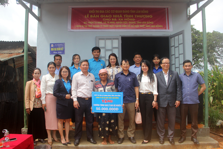 Trao tặng nhà đại đoàn kết cho hộ nghèo tại Đức Trọng