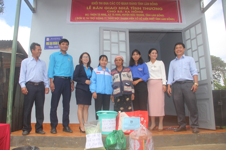 Chính quyền, Mặt trận, đoàn thể tại địa phương trao tặng quà cho bà Ka Hồng