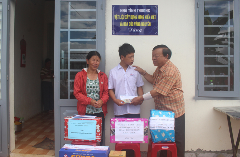 Trao nhà tình thương cho hộ nghèo