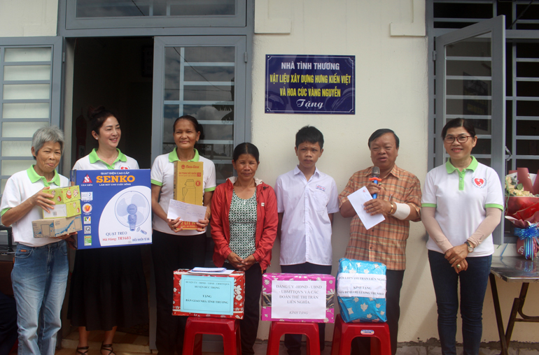 Các chi hội trao quà cho gia đình bà Nhỏi