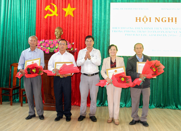 Đồng chí Nghiêm Xuân Đức – Phó Bí thư Thường trực Thành ủy trao giấy khen cho các cá nhân