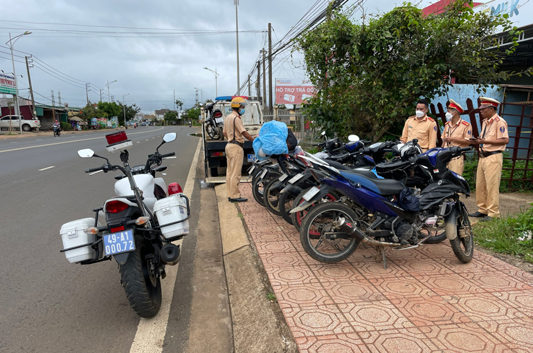 Xử lý 16 trường hợp ''phượt thủ'' vi phạm tốc độ