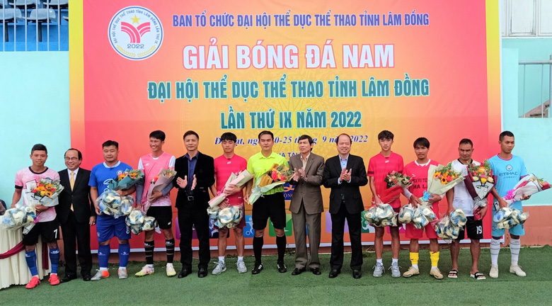 Ban tổ chức tặng hoa cho các đội dự giải